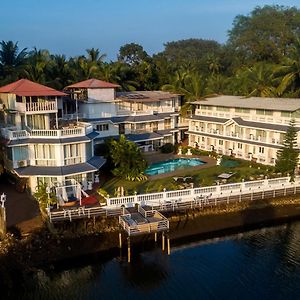 Stone Wood Riverfront Resort, Siolim